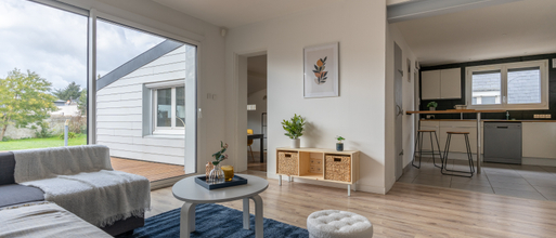 Piece de vie d'une maison mise en valeur pour la vente avec canape table tapis meuble